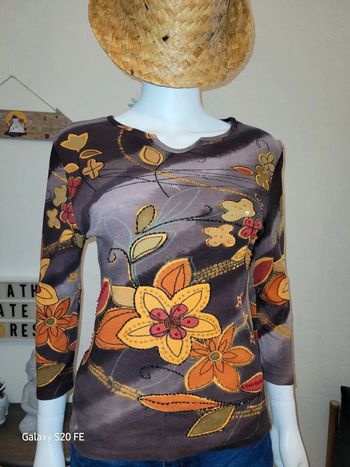 Haut coloré à fleurs