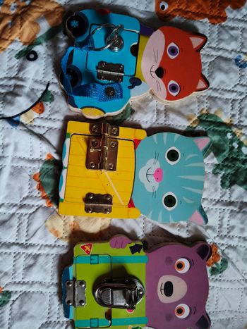 Jeux éducatifs à serrures pour développer la motricité fine des enfants