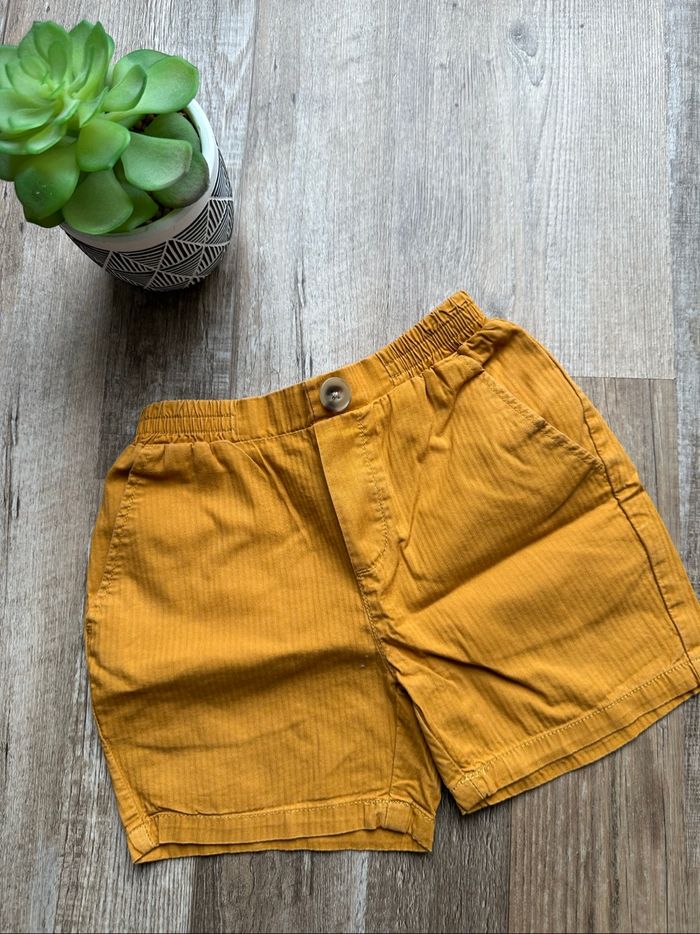 - Short Kiabi - 5 ans - Bon état, petite tache