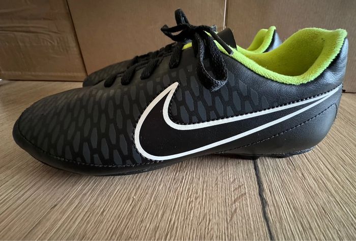 Baskets foot Nike pointure 38 très bon état