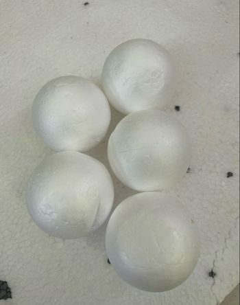 Lot de cinq boules en polystyrène