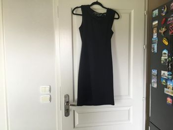 robe bleu marine avec de la dentelle dans le dos