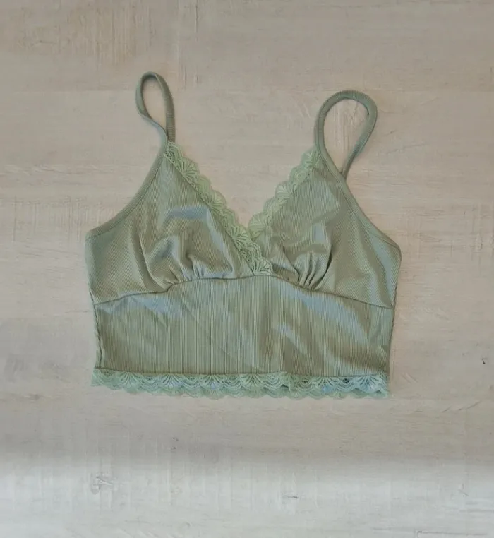 Crop top Shein - taille M - dentelle - vert - cache-coeur