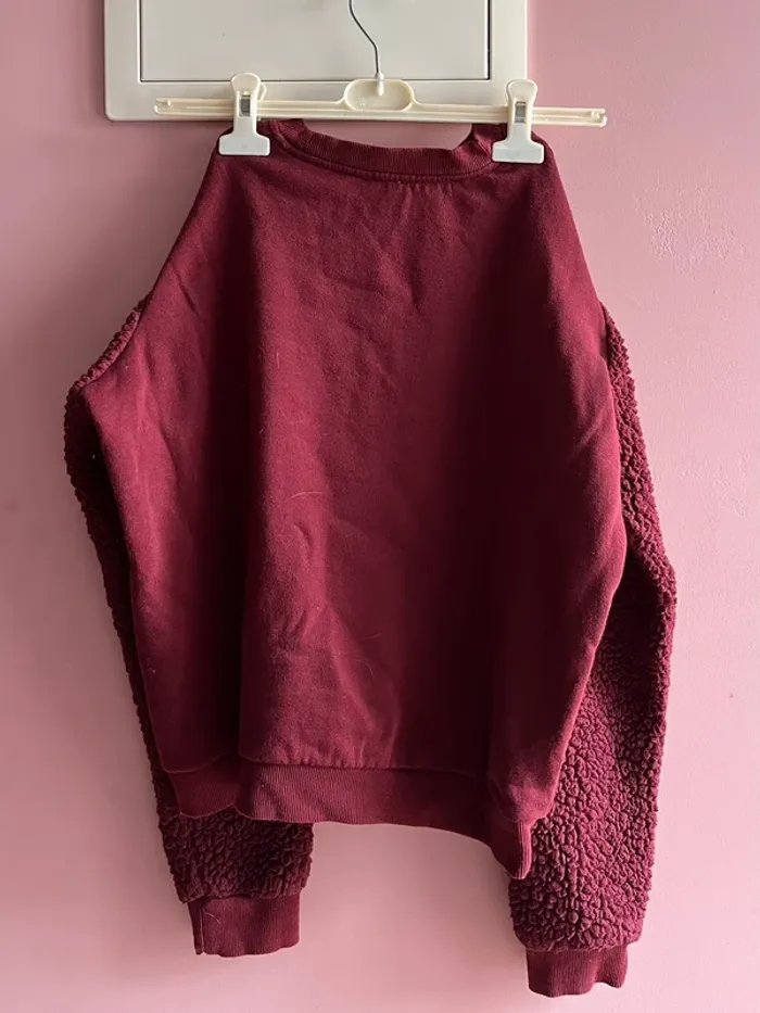 Pull rouge foncé avec les manches en polaire - photo numéro 2