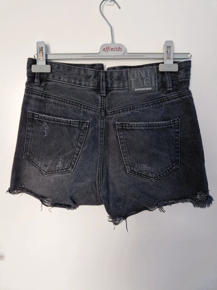 Short en jean noir délavé troué stradivarius T34 - photo numéro 2