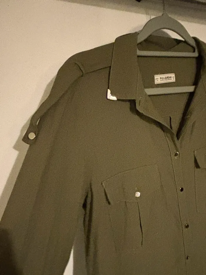 Chemise kaki Pull&Bear taille 38 - M très bon état - photo numéro 3