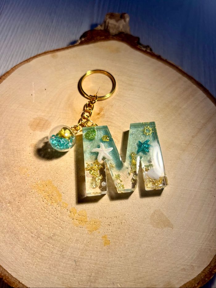 Porte-clés lettre M en résine - photo numéro 3