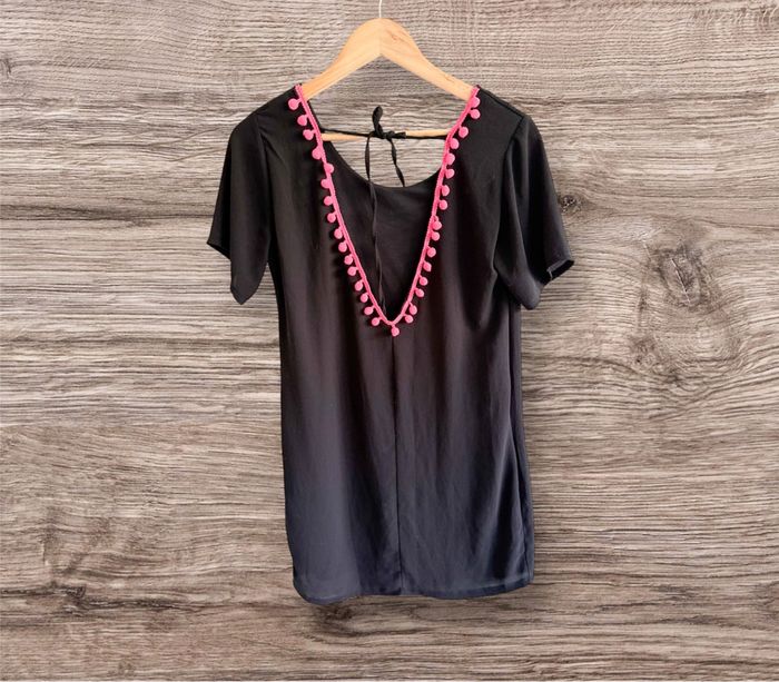 Robe manches courtes noir ample avec dos ouvert pompons fuchsia taille 36 S
