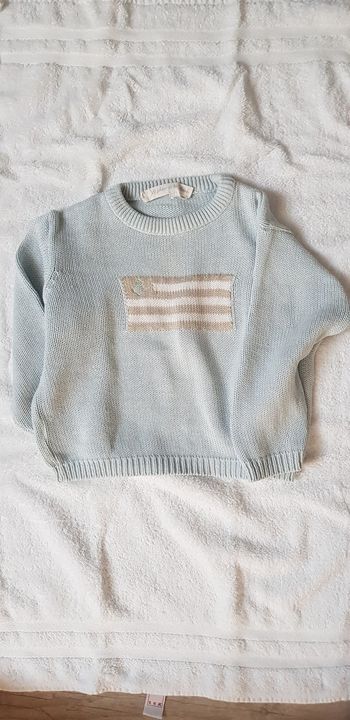 Pull bleu marque le phare de la baleine