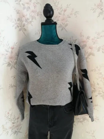 Pull gris en maille avec motifs éclairs noirs / shein / (L)