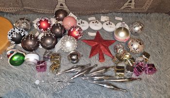 Lot boules de Noël et étoiles de sapin