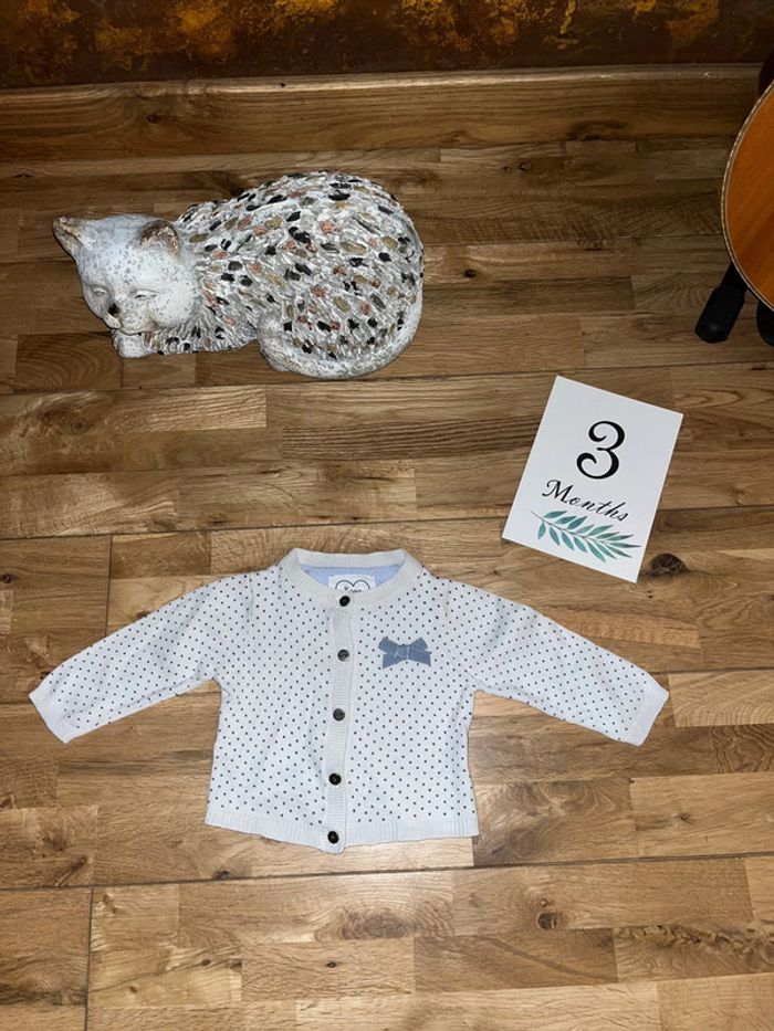 Gilet blanc à pois grain de blé très bon état 3 mois