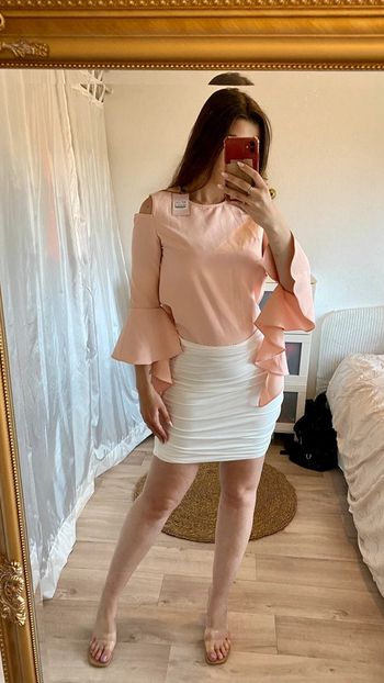 Haut rose à manches volantes