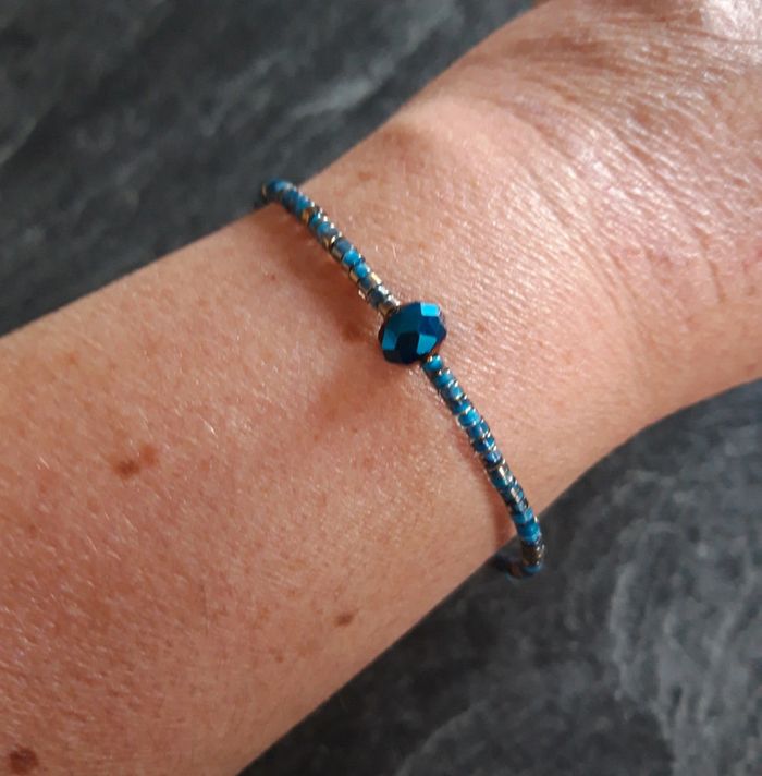 Bracelet en perles bleutées/dorées, perle à facettes bleue B43 - photo numéro 3