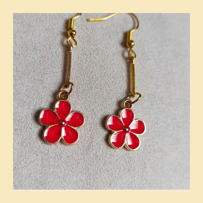 Boucles d’oreilles pendantes dorées – Fleur rouge émaillée - photo numéro 2