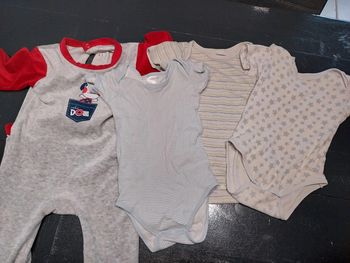 Lot ɓodies pyjamas 18 mois