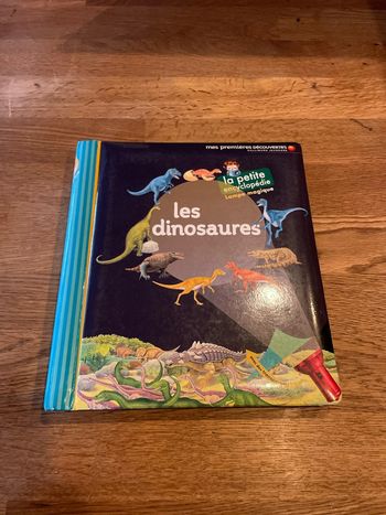 Livre Mes premières découvertes Les dinosaures avec sa lampe magique