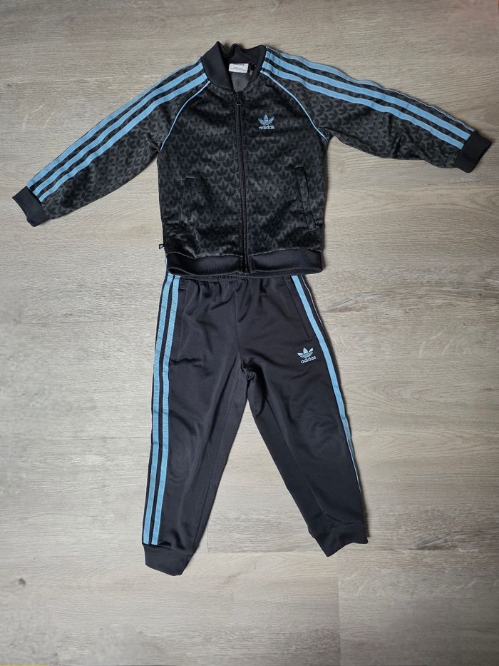Ensemble de survêtement Adidas taille 4-5 ans très bonne etat