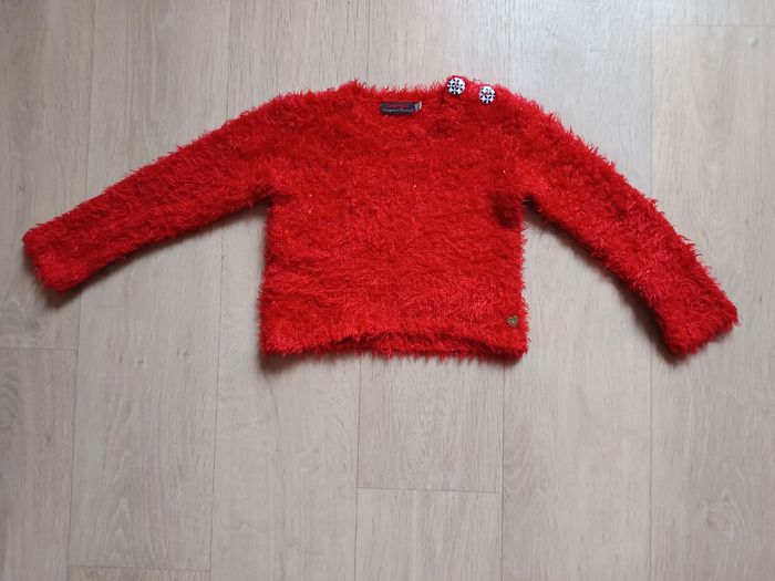 Pull rouge scintillant