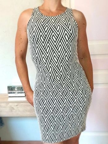 Robe  courte  moulante graphique  -  Noir écru - Mango - M- Parfait  état