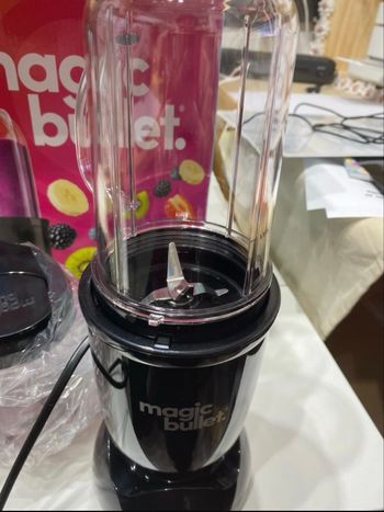 Blender neuf et mugs et leur couvercle