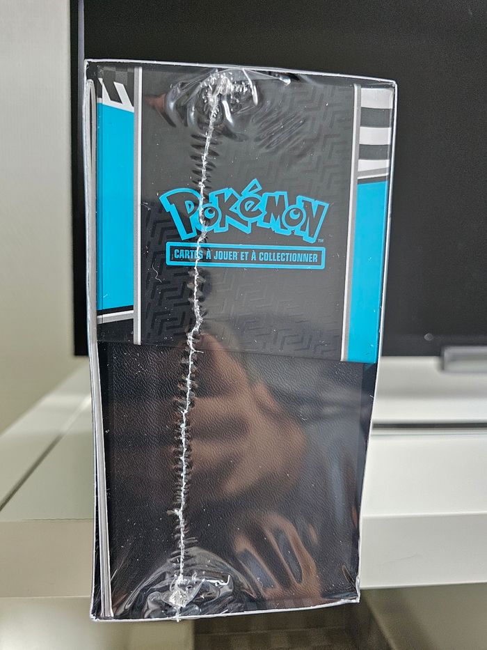 ETB Pokemon 10.5 Foudre Noire Scellée intact - Carton légèrement plié - photo numéro 2