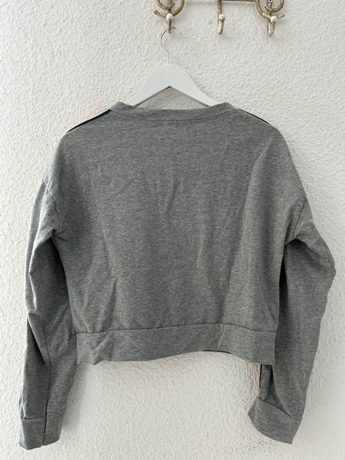 Pull crop top gris à bande sur le côté - photo numéro 4