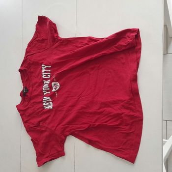 Tee shirt rouge avec inscription