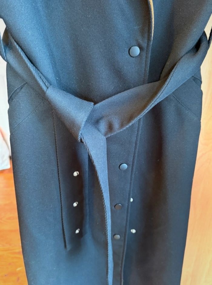 Trench long bicolore – Noir & camel, élégance architecturée - photo numéro 4