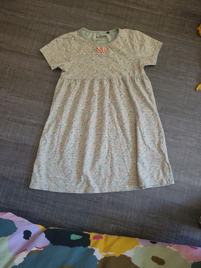 Robe verte fleurie
