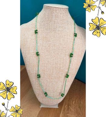 Collier perles tubes et fleurs en perles vertes – Collection Émeraude Urbaine