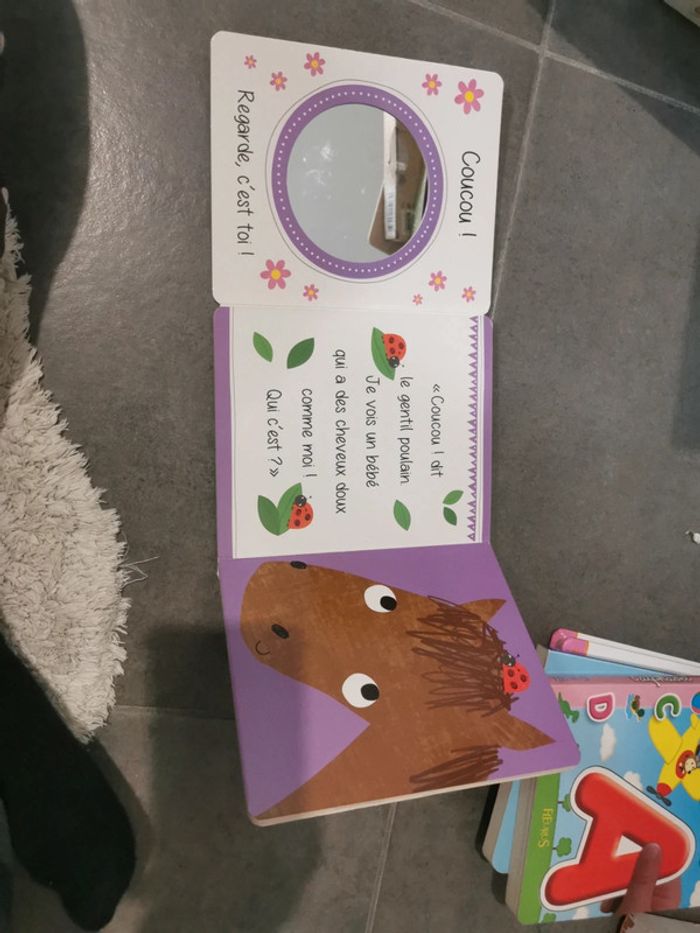 Livre bebe "qui c'est?" - photo numéro 2