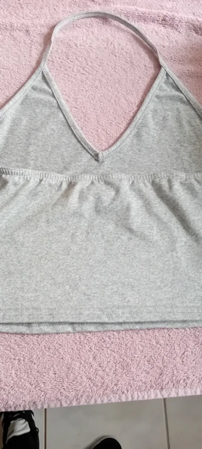 Petit croc top gris col en v shein taille M en parfait état - photo numéro 4