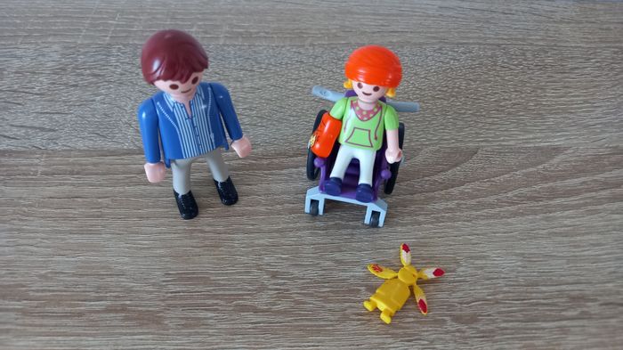 Playmobil 6663 - Enfant avec fauteuil roulant et papa