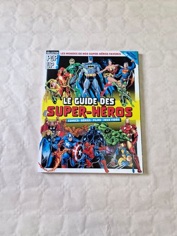 Livre , le guide des super héros  , collection pop up  , numéro collector
