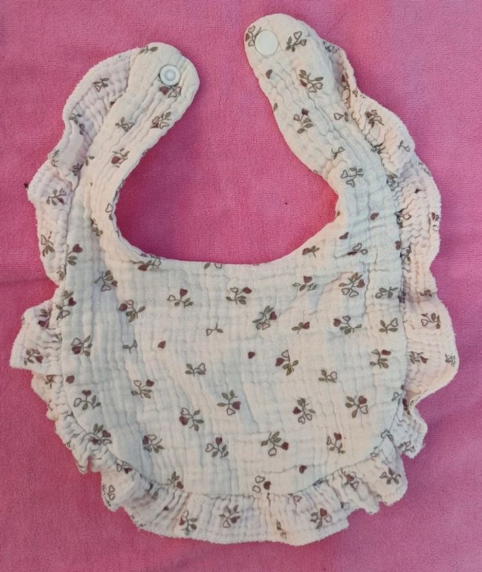 Très jolie bavette en très bon état. Très peu utilisée