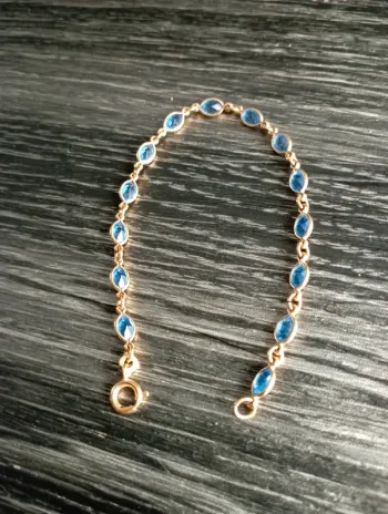 Idée cadeau 🎁:  bracelet plaqué or et pierres bleues