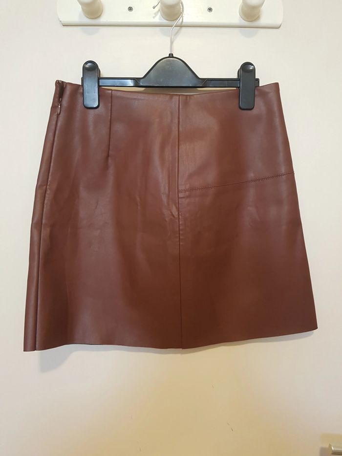 mini jupe en simili cuir marron - photo numéro 2
