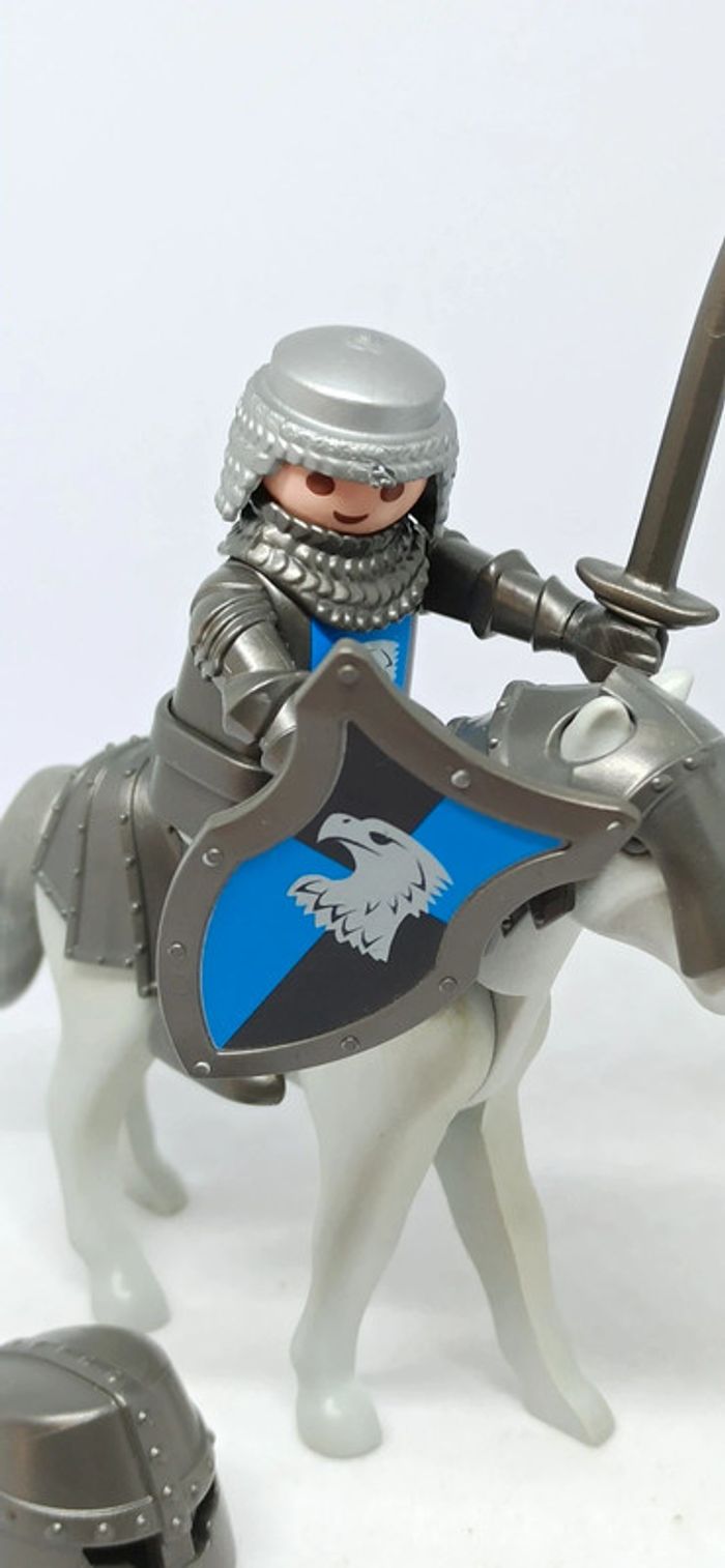 Homme chevalier motif aigle faucon sur cheval gris playmobil - photo numéro 6