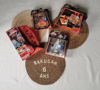 Lot 4 bakugan, 1 brawl zone, 2 packs special attack, 1 training set, cf description