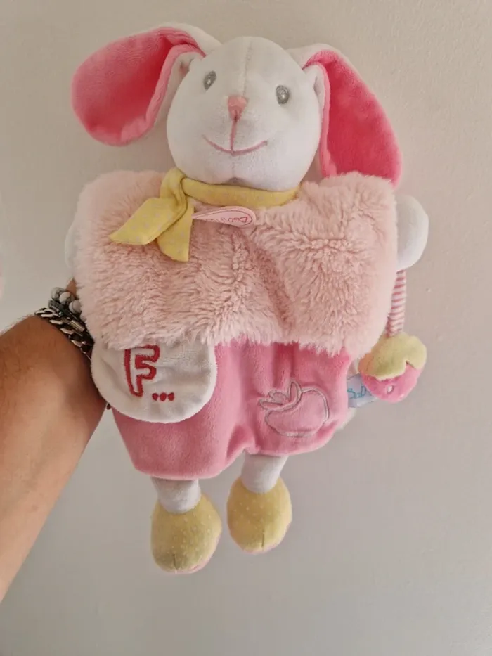 Baby'Nat Les Douillettes marionnette lapin rose blanc jaune fraise doudou peluche - photo numéro 2