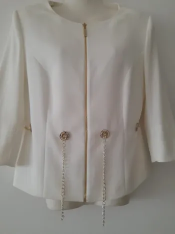 Veste habillée cintrée et chaîne argentée