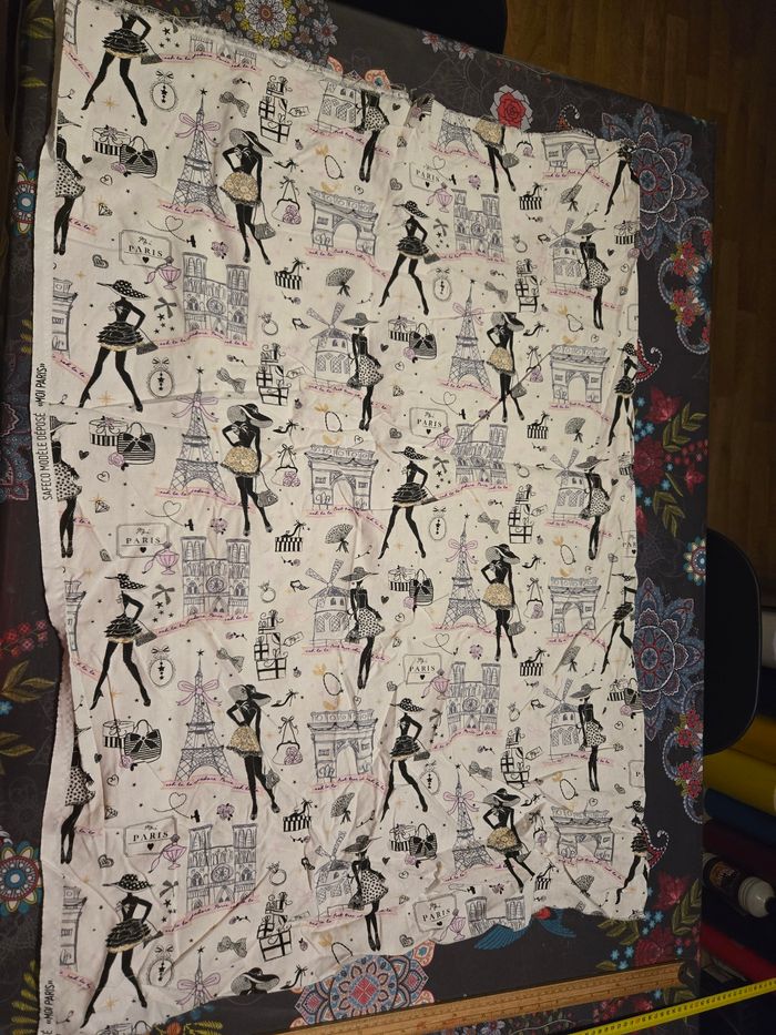 Tissu Coton imprimé Arty Moi Paris Noir, doré et rose sur fond Ecru