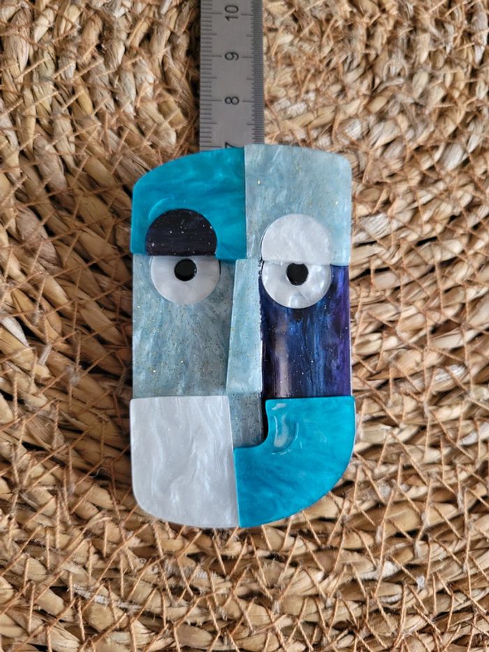 Broche visage abstrait bleu et blanc - photo numéro 4