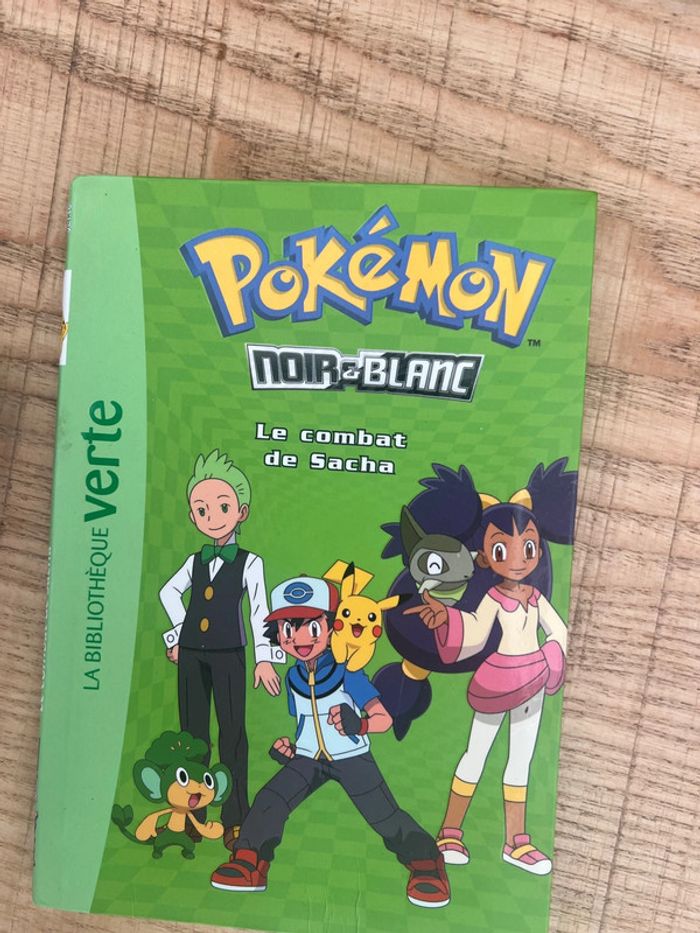 Livre le combat de Sacha la bibliothèque verte Pokémon hachette noir et blanc