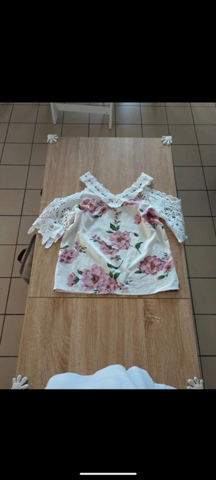 Top épaule dénudée fleurie taille S She in