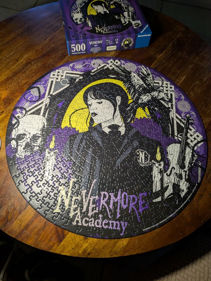 Magnifique puzzle rond Mercredi Nevermore + poster Ravensburger 500 pièces - photo numéro 2
