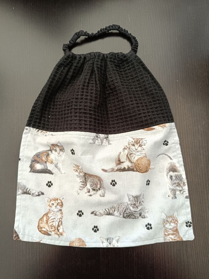 Bavoir 29 x 32 cm chat gris et noir