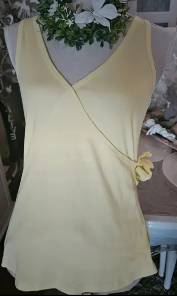 Debardeur vert anis avec fleur côté ActiveWear Taille 42/44 Neuf