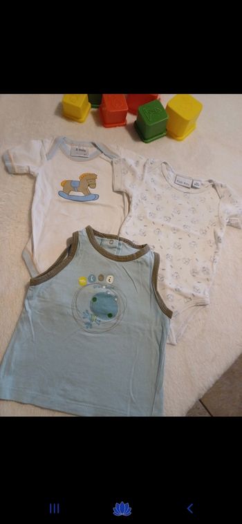 Lot de bodies / débardeur bébé taille 3 mois